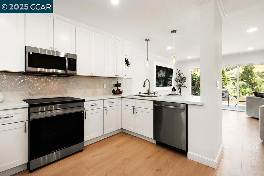 Photo of 3434 Tice Creek Dr Dr #5, Walnut Creek, CA 94595 (MLS # 41116063)