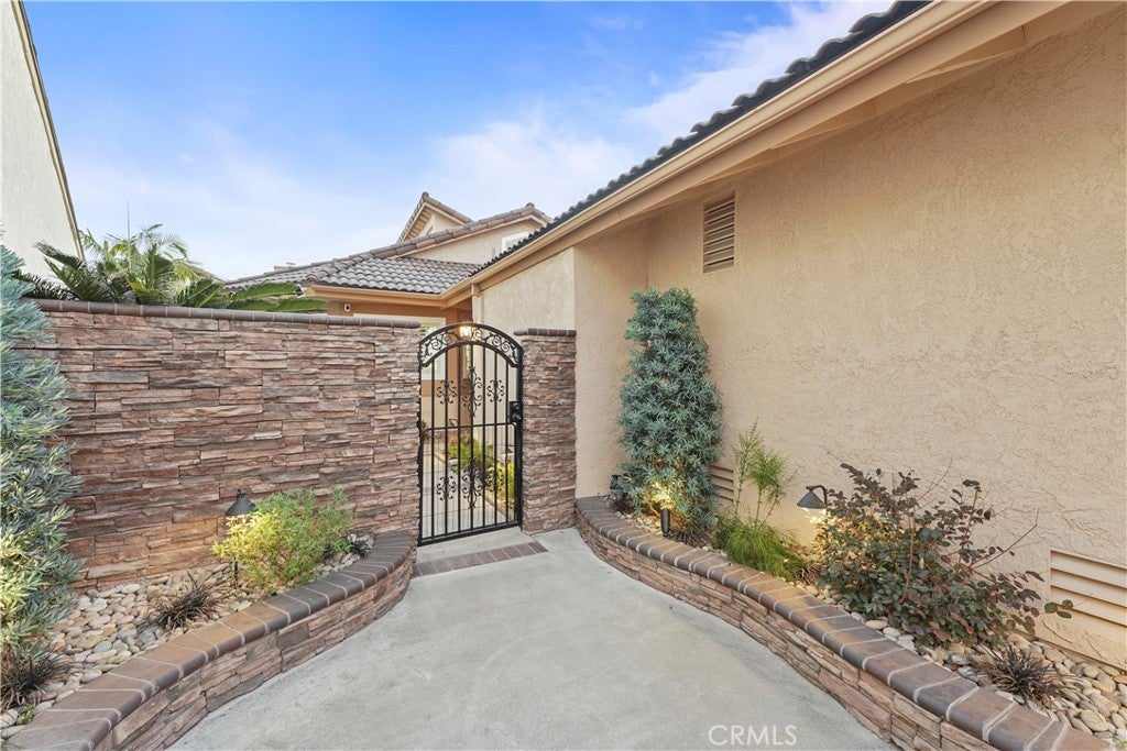 1153 N Outrigger