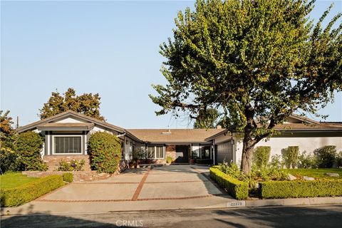 Photo of 22370 Algunas Road, Woodland Hills, CA 91364 (MLS # SR26043499)