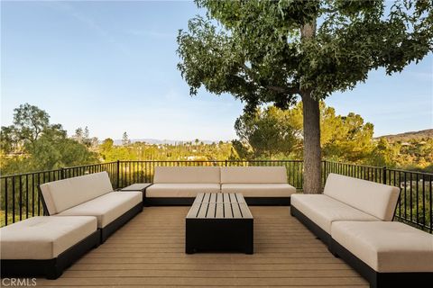 Photo of 22370 Algunas Road, Woodland Hills, CA 91364 (MLS # SR26043499)