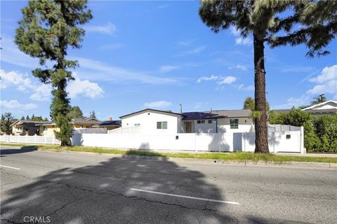 Photo of 18221 Chatsworth St #B, Northridge, CA 91326 (MLS # SR26046535)