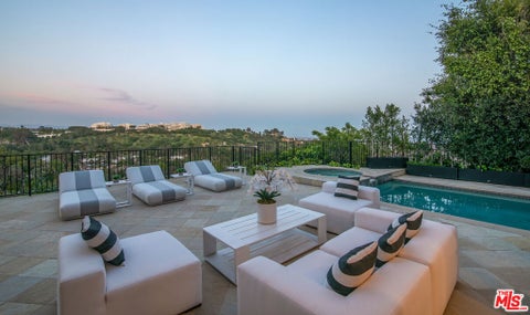 Photo of 930 N Tigertail Road, Los Angeles, CA 90049 (MLS # 26101971)