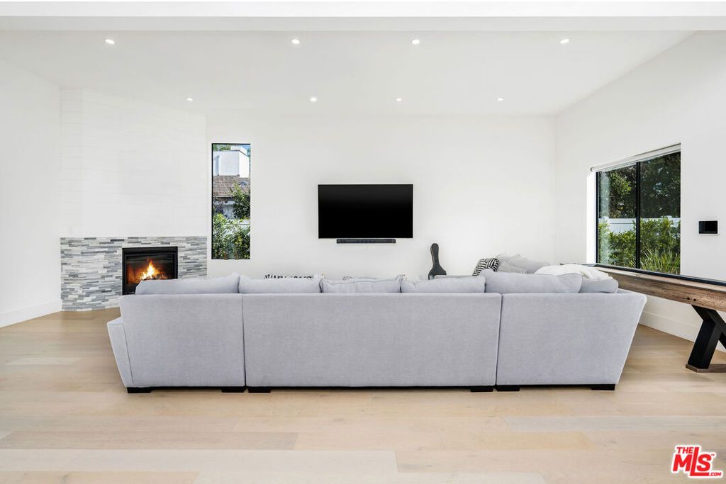 Photo of 22931 Dolorosa Street, Woodland Hills, CA 91367 (MLS # 26713347)