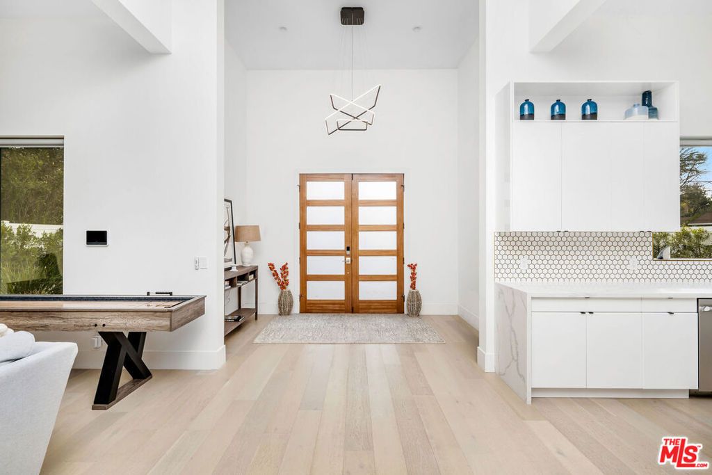 Photo of 22931 Dolorosa Street, Woodland Hills, CA 91367 (MLS # 26713347)