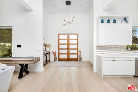 Photo of 22931 Dolorosa Street, Woodland Hills, CA 91367 (MLS # 26713347)