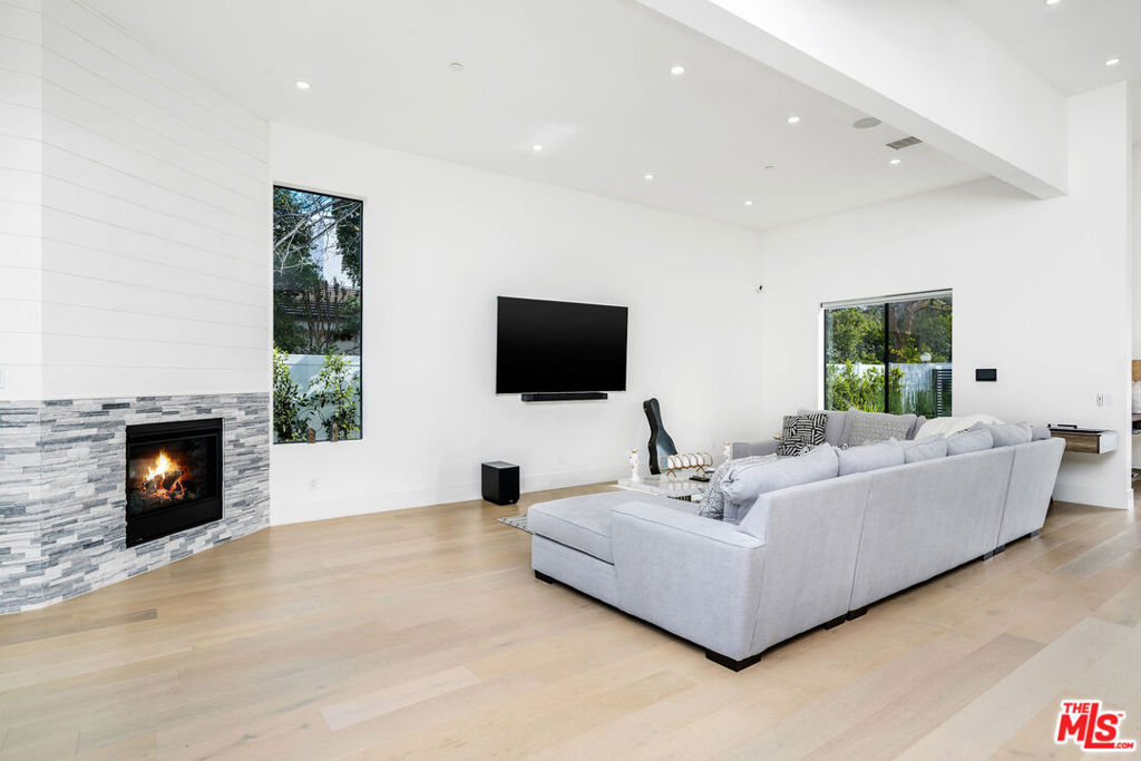 22931 Dolorosa Street