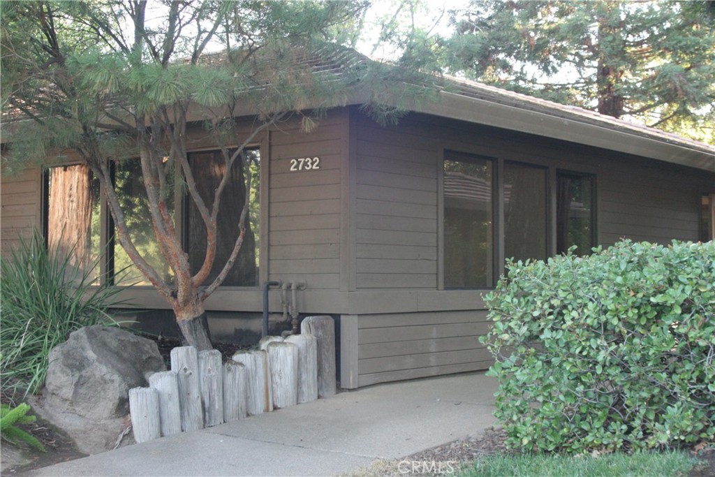 This garden-style office building has signage on Cohasset Road which will provide excellent visibility to tenants. Very well maintained and ready for tenancy, this suite includes potentially 5 private offices, a restroom, a break area and a reception desk. With large windows and lots of natural light, this office suite is perfect for your high quality office use. The property is well maintained by a local owner and is close to lots of amenities, making it convenient for your employees and customers. Available starting October 1, 2025.