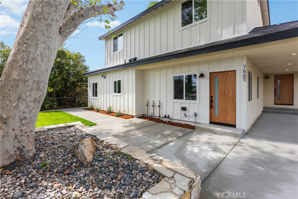 Fresh, modern, and move-in ready.
This newly built 2-story home offers 3 bedrooms and 2.5 bathrooms across 999 square feet of thoughtfully designed living space. The open layout makes the most of every square foot, blending style with function for comfortable everyday living.
The kitchen is a highlight with quartz countertops, brand-new stainless steel appliances, and recessed lighting that gives the space a clean, modern feel. Durable vinyl plank flooring flows throughout both levels, making upkeep easy while adding a sleek, contemporary touch. Upstairs, the bedrooms offer privacy and comfort, creating the perfect retreat at the end of a busy day.
Located in a quiet neighborhood in Winnetka, you’ll enjoy the residential feel of the Valley with quick access to everything Los Angeles has to offer. From here, you are minutes from Woodland Hills, Tarzana, and Encino, and only a short drive to major freeways that connect you to Burbank, West LA, and Downtown. Shopping, dining, and local parks are all nearby, giving you both convenience and community.
Ideal for professionals relocating to Los Angeles or anyone seeking a comfortable and stylish rental, this home is available for a one-year lease only. Move-in ready and designed for modern living, it offers a perfect blend of privacy, convenience, and fresh new finishes.