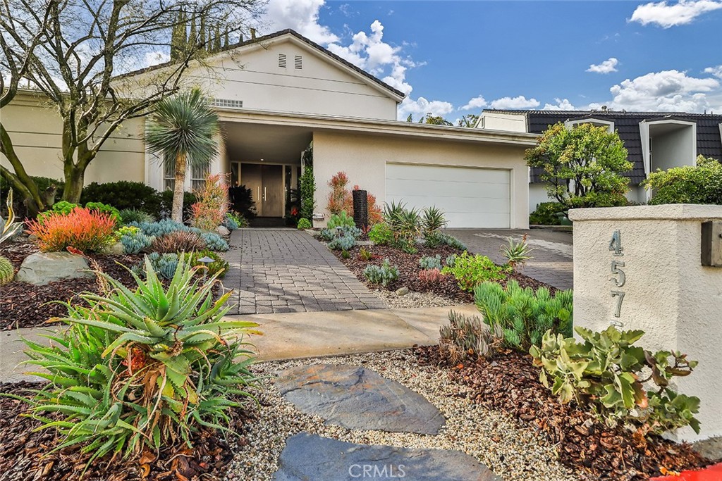Properties 2 4575 De Celis Place