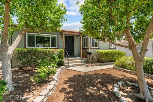 Bring your hay!
Single level home on deep lot. The detached garage is ideal for an ADU with its own yard, completely private. Located in the so-called JPL Fire Protection Zone, there is room for a trailer / RV and it’s in a neighborhood zoned for horses!
*Whole house fan
*Water filtration and whole house circulation system
*Central air/heat
*Tankless water heater
*Plenty of room to expand
*Central to 210 and 110, hiking / horse trails, golf, parks, and recreation.