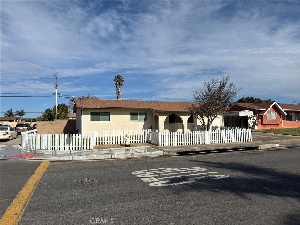 Photo of 971 W Harding Ave, Santa Maria, CA 93458 (MLS # PI26027172)