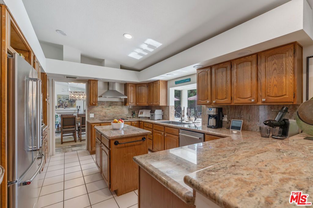 Los Compadres - Residential Lease
