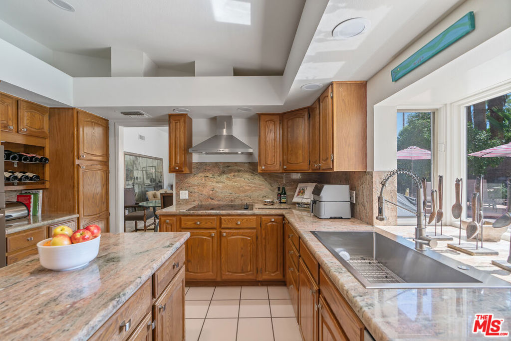 Los Compadres - Residential Lease
