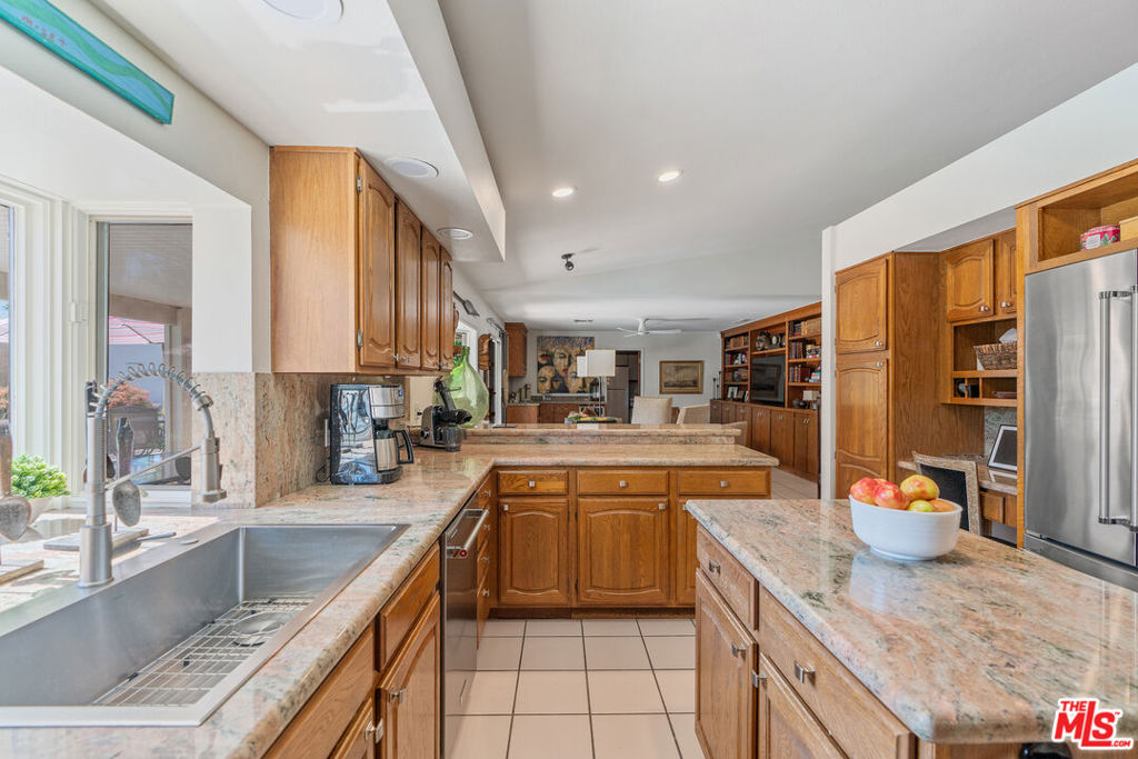 Los Compadres - Residential Lease