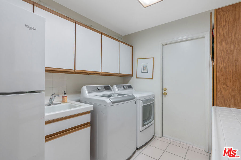 Los Compadres - Residential Lease