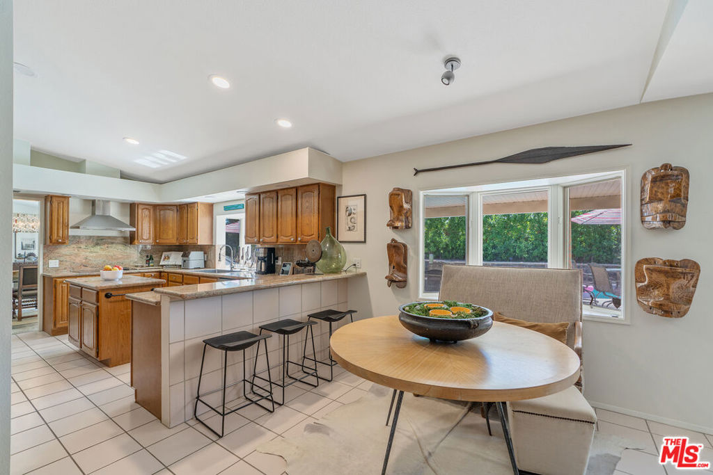 Los Compadres - Residential Lease