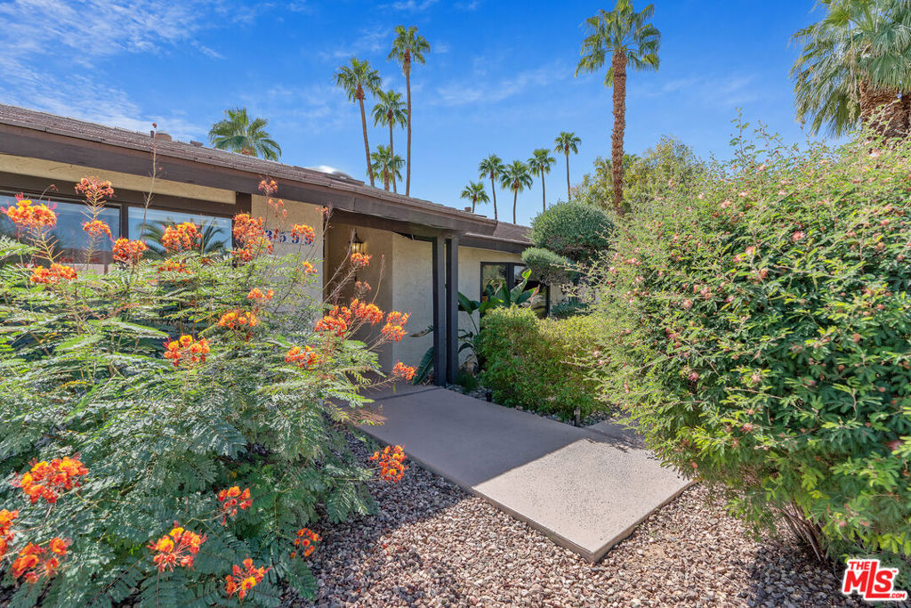 Los Compadres - Residential Lease