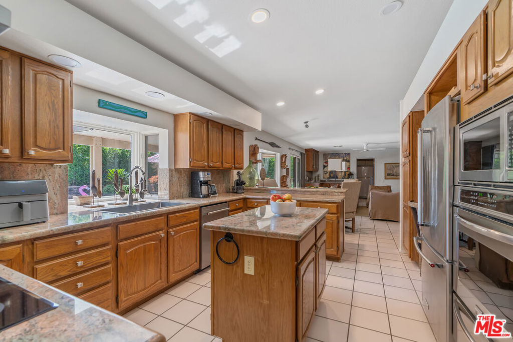 Los Compadres - Residential Lease