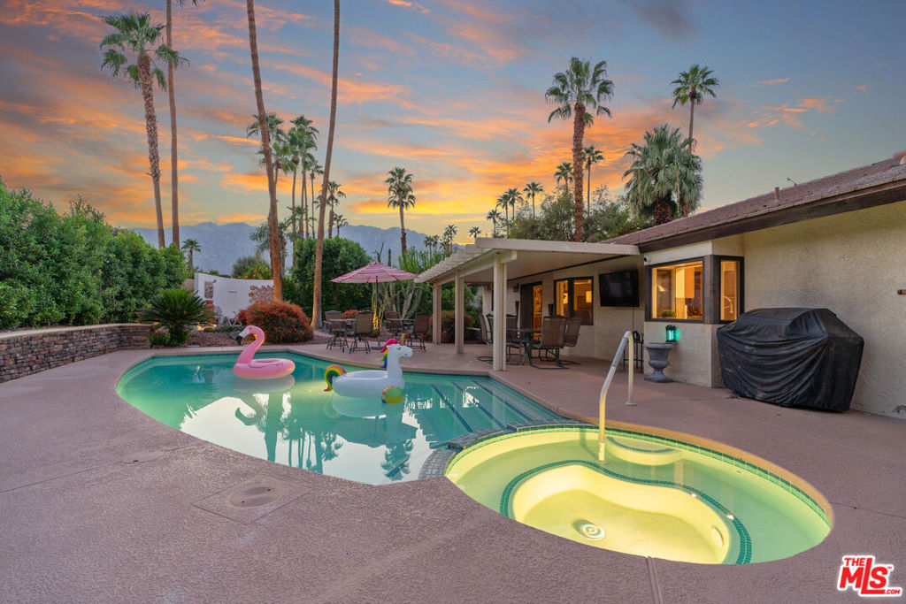 Los Compadres - Residential Lease