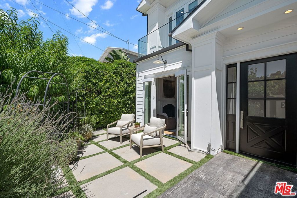 Photo of 18057 Valley Vista Boulevard, Encino, CA 91316 (MLS # 25594749)