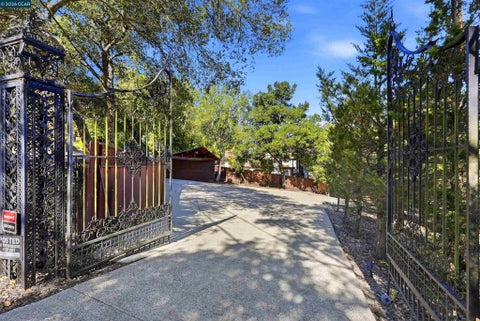 Photo of 168 Crestview Dr DR, Orinda, CA 94563 (MLS # 41150762)
