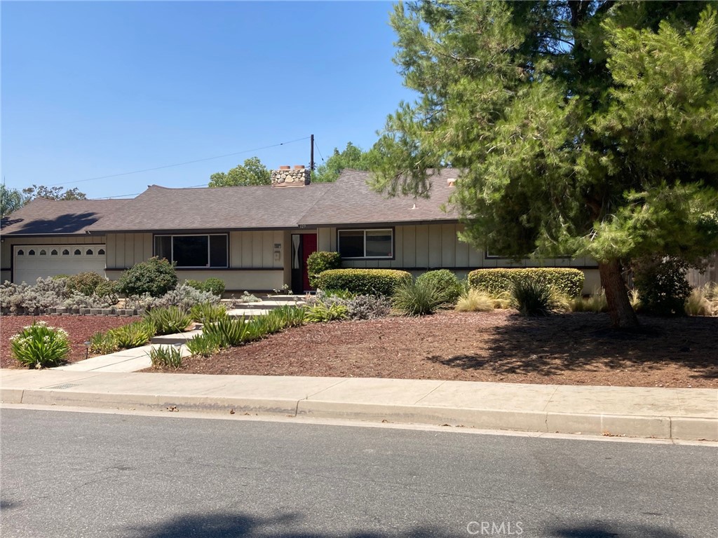 Nice south Redlands home in quiet neighborhood. This home has 3 bedrooms, 2 baths with large double sided fireplace, formal living/dining room, family room, 2 car garage with large fenced backyard. Schools are Kimberly Elementary, Moore Jr High and Redlands High. Easy commute with I-10 FWY in a beautiful community. It is near the Redlands Bowl, ESRI, Kimberly Crest and close to Redlands/Loma Linda Hospitals.
