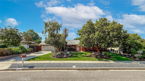 Photo of 862 Camino La Maida, Thousand Oaks, CA 91360 (MLS # SR26166199)