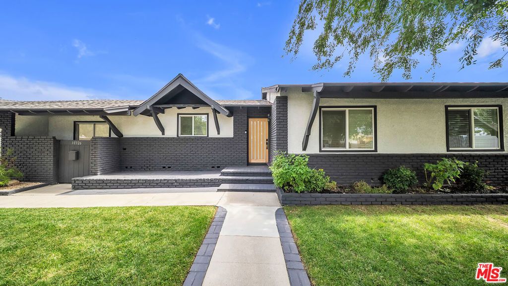 Photo of 10326 Gothic Avenue, Granada Hills, CA 91344 (MLS # 25583419)