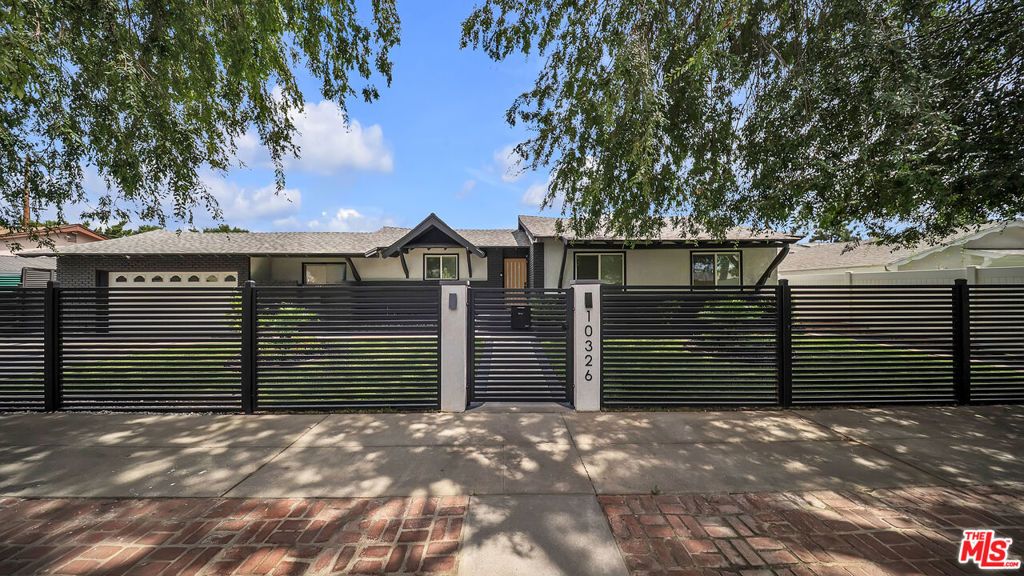 Photo of 10326 Gothic Avenue, Granada Hills, CA 91344 (MLS # 25583419)