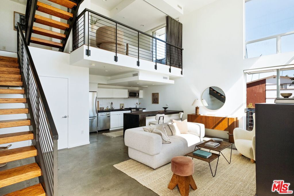 Photo of 333 S Wilton Place #2, Los Angeles, CA 90020 (MLS # 25605269)