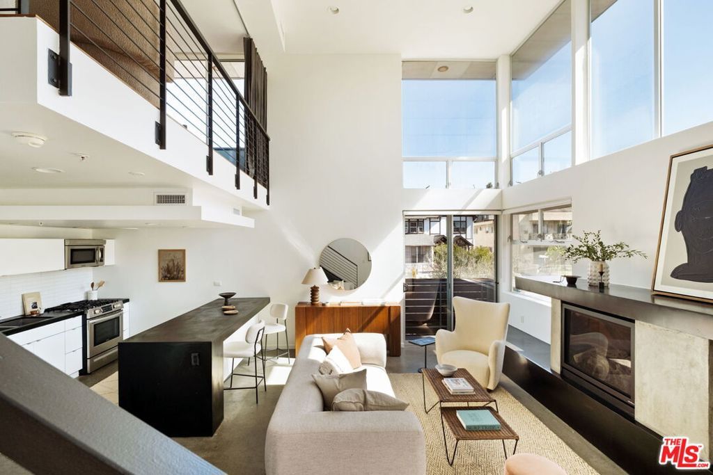 Photo of 333 S Wilton Place #2, Los Angeles, CA 90020 (MLS # 25605269)