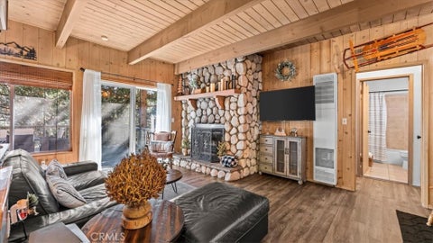 Photo of 613 E Victoria Court, Lake Arrowhead, CA 92352 (MLS # CV26211405)
