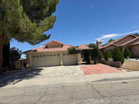 Photo of 733 E Avenue J12, Lancaster, CA 93535 (MLS # SR26168000)
