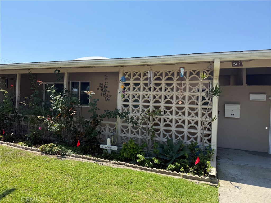 Bright 2-Bed, 1-Bath Unit – Recently Updated!
Recently painted and filled with morning sunshine, this 2-bedroom, 1-bath home features large skylights on the front and side patios, a newer kitchen countertop, cut-down shower, brand-new AC, new windows, and washer/dryer hookups. Convenient drive-up location near the front gate with a private storage room. East-facing for beautiful mornings!