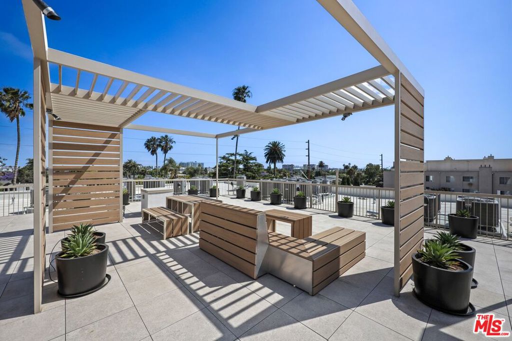 1600 Venice Boulevard ph6
