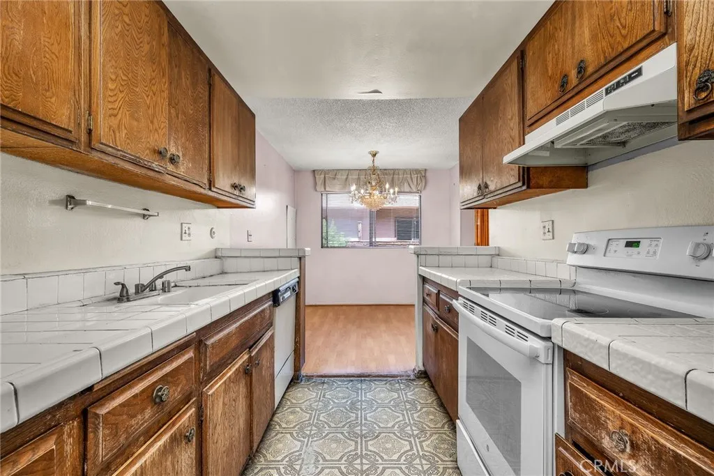 Encino, California 91316, United States, 2 Bedrooms Bedrooms, ,2 BathroomsBathrooms,Residential,Active,231435