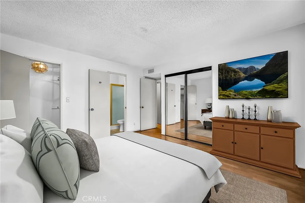 Encino, California 91316, United States, 2 Bedrooms Bedrooms, ,2 BathroomsBathrooms,Residential,Active,231435