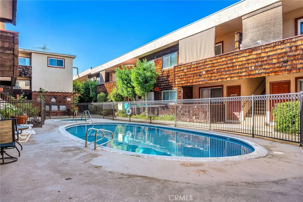 Encino, California 91316, United States, 2 Bedrooms Bedrooms, ,2 BathroomsBathrooms,Residential,Active,231435