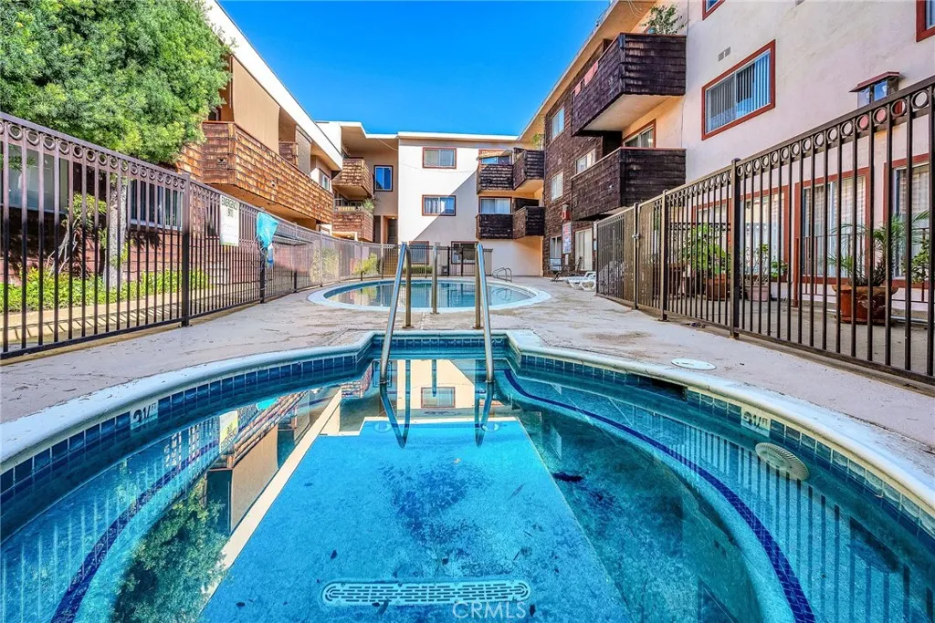 Encino, California 91316, United States, 2 Bedrooms Bedrooms, ,2 BathroomsBathrooms,Residential,Active,231435