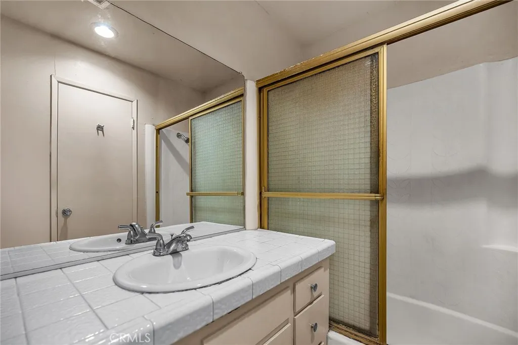 Encino, California 91316, United States, 2 Bedrooms Bedrooms, ,2 BathroomsBathrooms,Residential,Active,231435