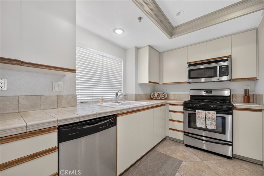 34005 Calle Mora