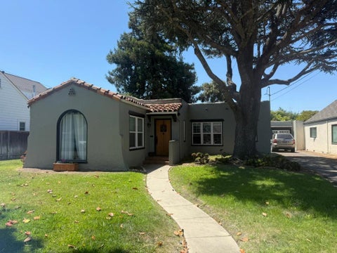 Photo of 222 Oak Street, Salinas, CA 93901 (MLS # ML82051487)