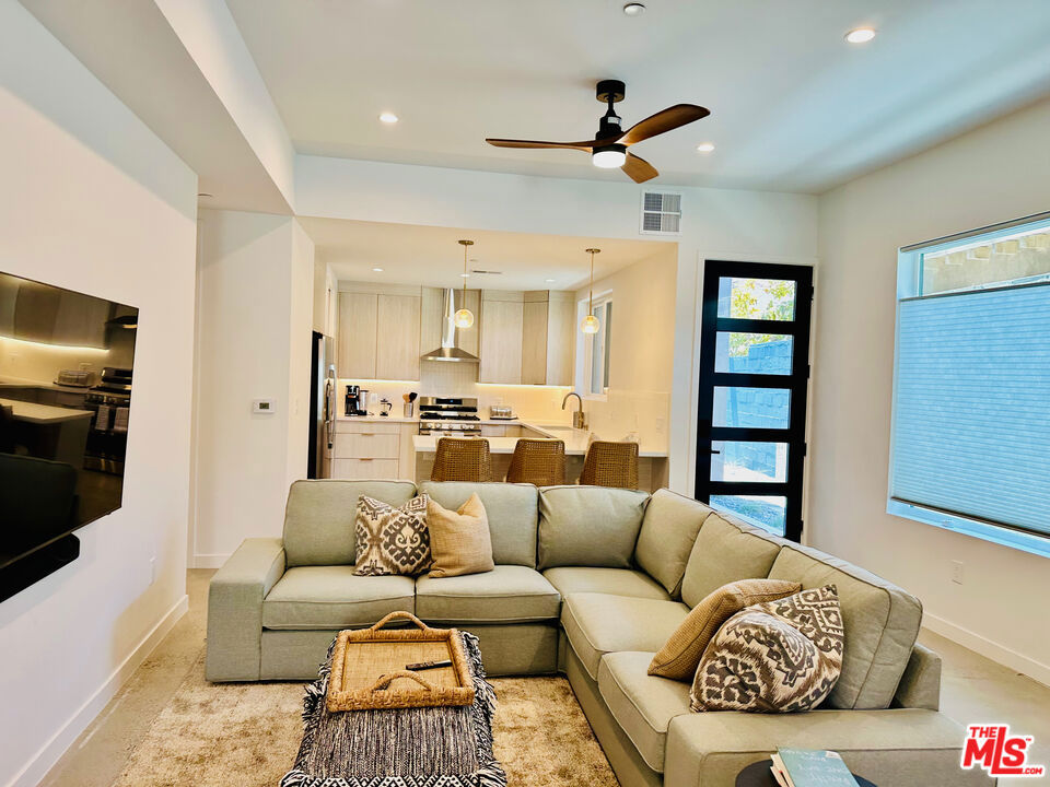 Properties 4 948 E 67th Street B