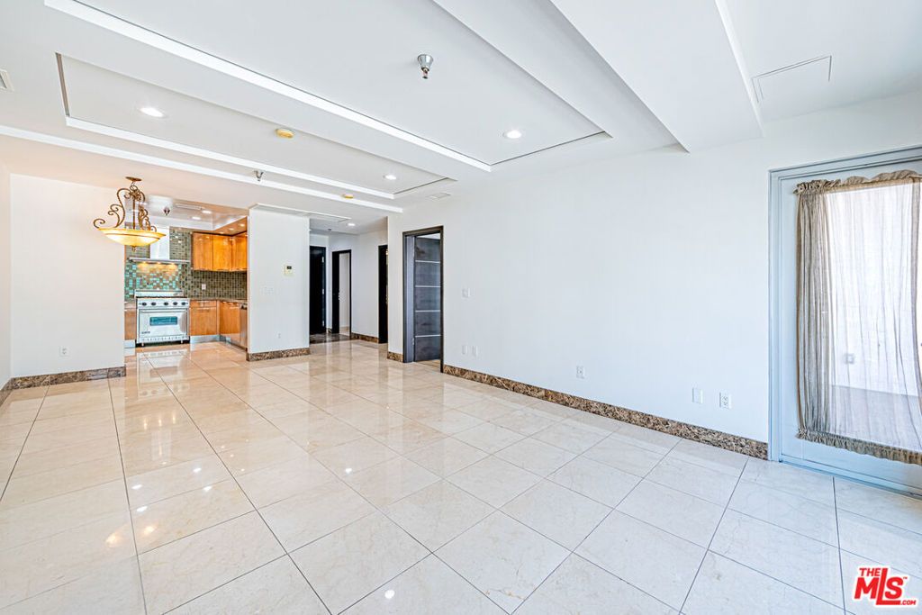 Photo of 702 S Serrano Avenue #504, Los Angeles, CA 90005 (MLS # 25605301)