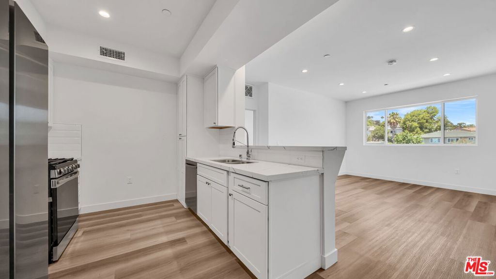 TOP FLOOR Light & bright modern 2bed/2bath new 2024 construction in a secure building located in the heart of Silverlake. The kitchen features all new stainless steel appliances and quart countertops. The bedrooms are spacious and both bathrooms are large. Primary has tub & shower and 2nd bathroom has a grand walk-in shower. Other features include in-unit washer & dryer, central AC, an elevator, a secure gated garage with EV charging, a fitness room and a rooftop deck with a dog walking area. PET FRIENDLY.