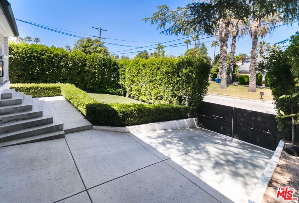 Photo of 5433 Tampa Avenue, Tarzana, CA 91356 (MLS # 25590627)