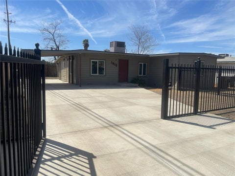 Photo of 1013 Delfino LN, Bakersfield, CA 93304 (MLS # PW26182247)