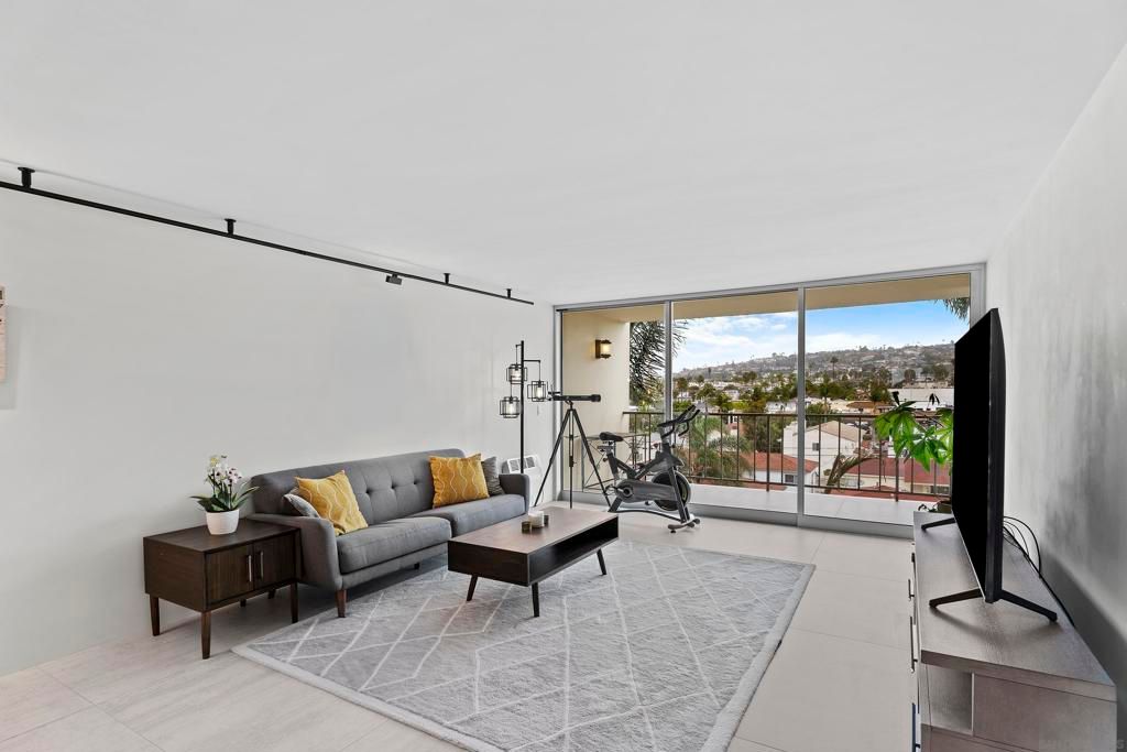 Photo of 4944 Cass St St #604, San Diego, CA 92109 (MLS # 250043251SD)