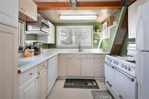 Photo of 27874 Matterhorn Drive, Lake Arrowhead, CA 92352 (MLS # IG25261547)