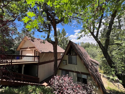 Photo of 27874 Matterhorn Drive, Lake Arrowhead, CA 92352 (MLS # IG25261547)